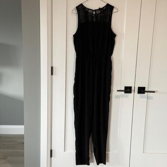 Forever 21 Women’s Black Jumpsuit Pantsuit Size Large Pockets Lace Shoulders - Picture 1 of 9